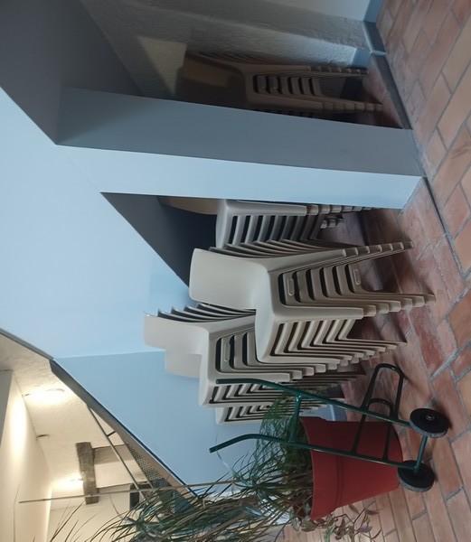 hall_chaises